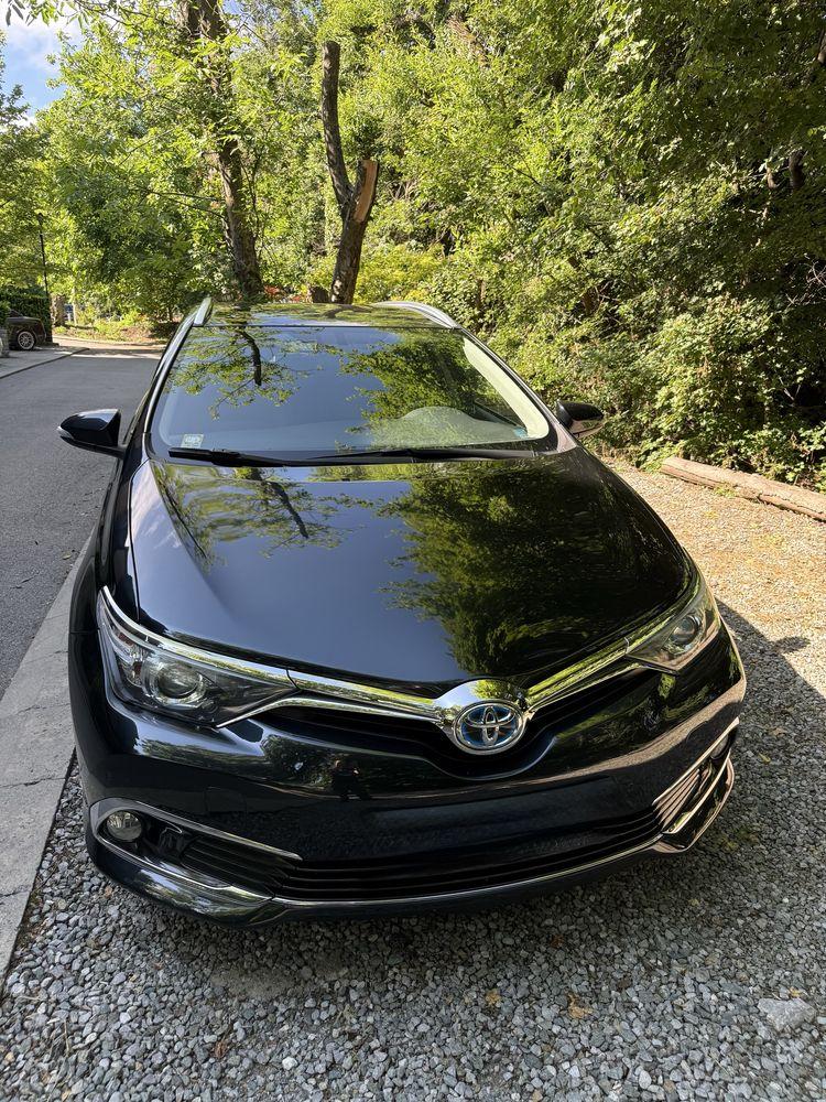 Toyota auris tauring sport hybrid