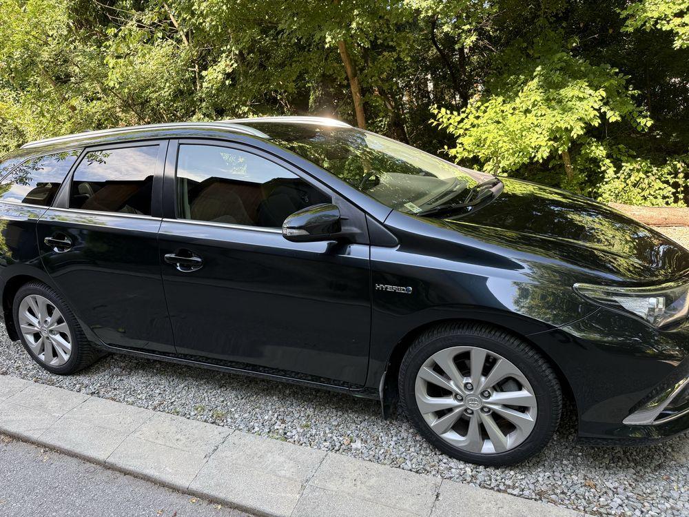 Toyota auris tauring sport hybrid